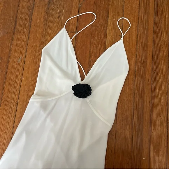 Elegant White Evening Gown - Picture 10 of 14